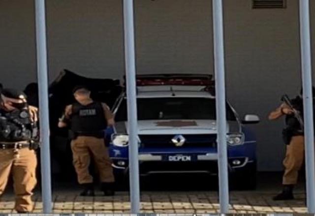 Carro de polícia chega a fórum