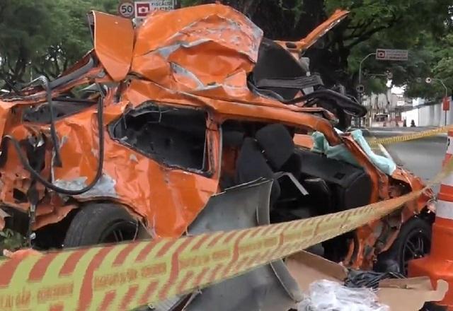 Carro destruído após acidente em avenida de SP