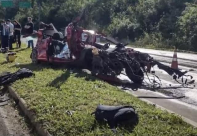 Carro destruído após batida