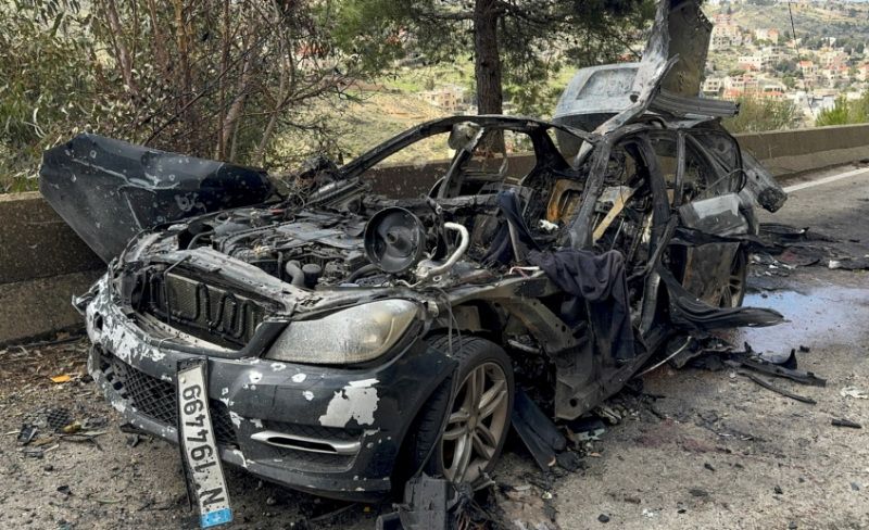 Carro destruído dos jornalistas libaneses Fatima Ftouni, Mohammed Ftouni e Ali Shaib, mortos em um ataque israelense em Jezzine, no sul do Líbano | 28 de março de 2026/Reuters/Ali Hankir