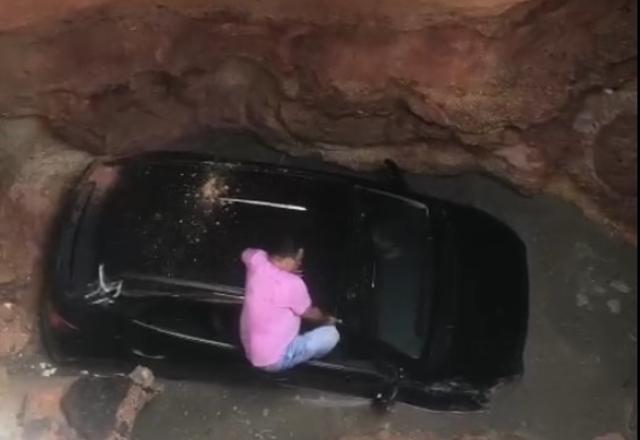 Carro é engolido por cratera em avenida de João Pessoa (PB)