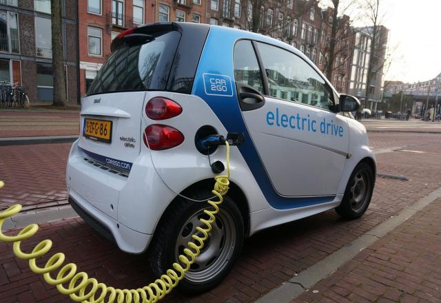 Carro elétrico carregando durante o dia