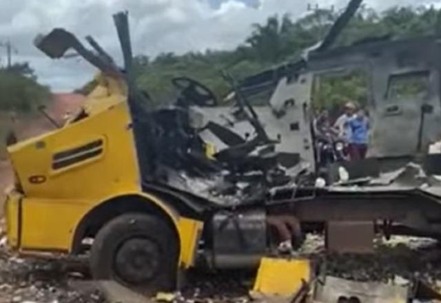 Criminosos explodem carro forte durante ataque no Pará Criminosos explodem carro forte durante ataque no Pará