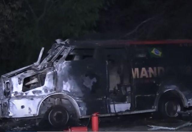 Carro-forte incendiado após ação de quadrilha na Rodovia dos Bandeirantes, em SP