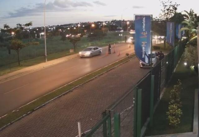 Carro furando bloqueio policial