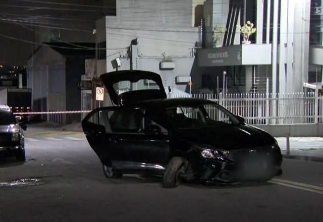 Carro furtado batido após fuga dos criminosos