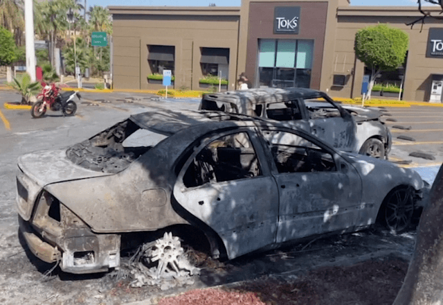 Carros incendiados no México em resposta à morte de líder de cartel de drogas | Reuters