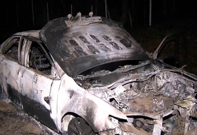Carro incendiado e destruído
