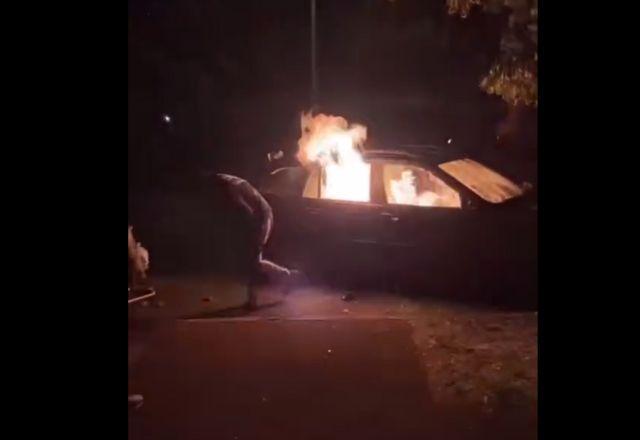 Carro pegando fogo