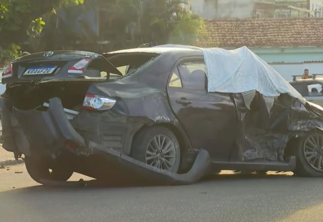 Carro preto batido