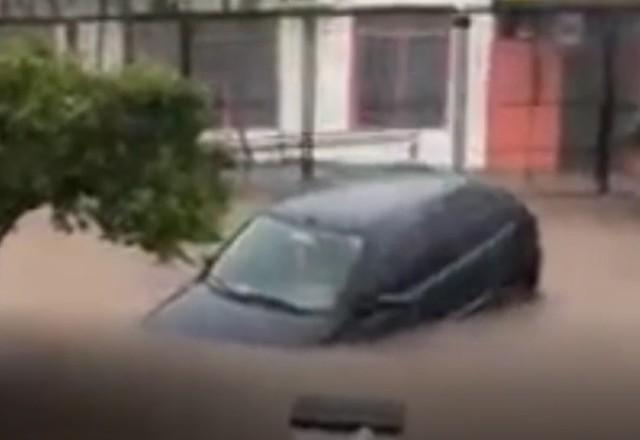 Carro submerso pela água