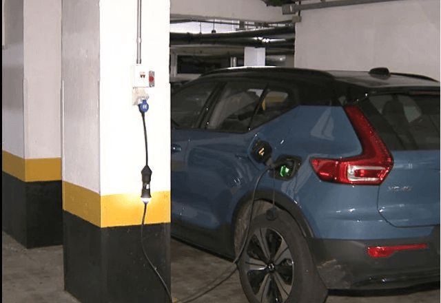 Quem paga adaptações para carros elétricos em condomínios?