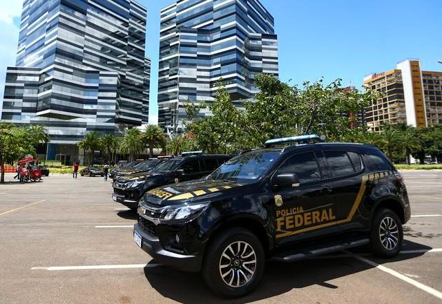 Carros da Polícia Federal parados antes de realizar operação