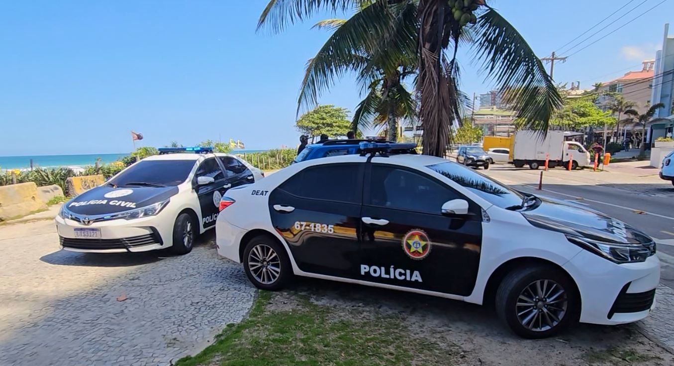 Carros da polícia em local onde turista foi baleado durante uma tentativa de assalto | Reprodução