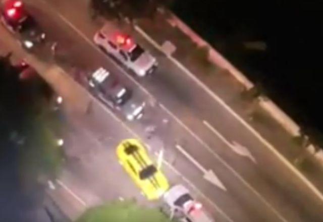 Carros da policia em perseguição a carro de luxo