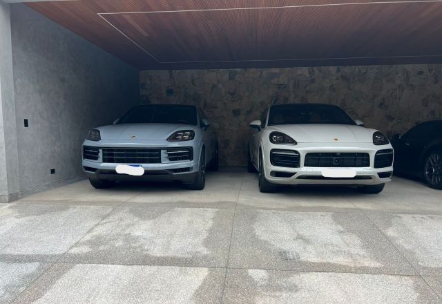 Carros de luxo de alvos da operação Sem Desconto, da PF, que investiga fraudes por descontos indevidos em benefícios do INSS | Divulgação/PF