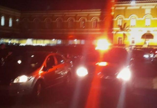Carros do GAECO e da PM durante operação que mira líderes do PCC