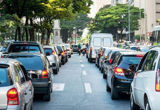 Trânsito em São Paulo: cidade não registra chuvas significativas há um mês | Reprodução