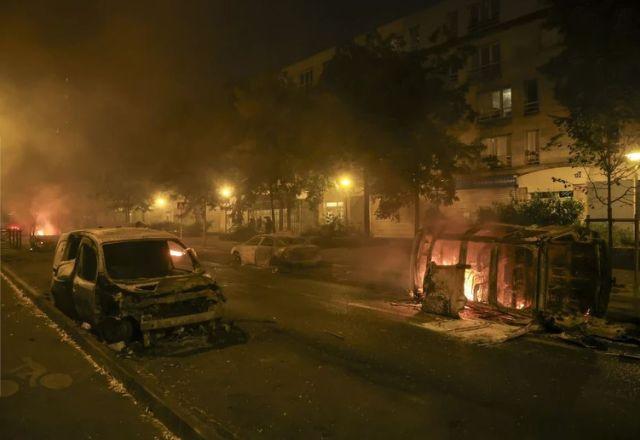 Carros incendiados durante protestos na França