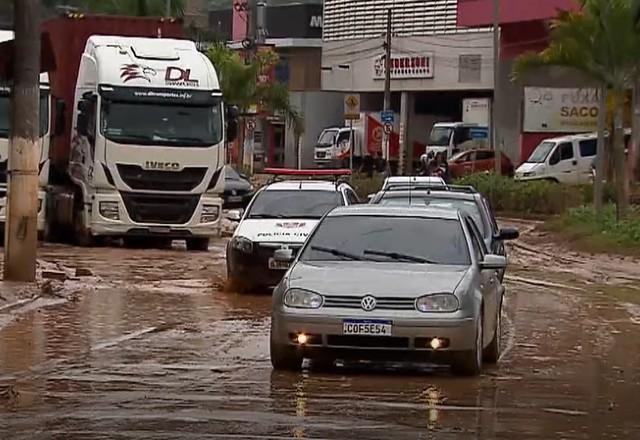 Carros sobre a lama em Franco da Rocha
