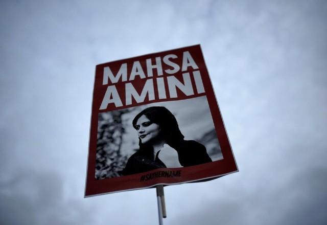 Cartaz com o rosto de Mahsa Amini, morta sob custódia da polícia moral do país