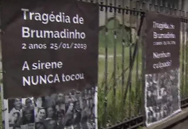 Cartazes em homenagem às vítimas do desastre de Brumadinho (MG)