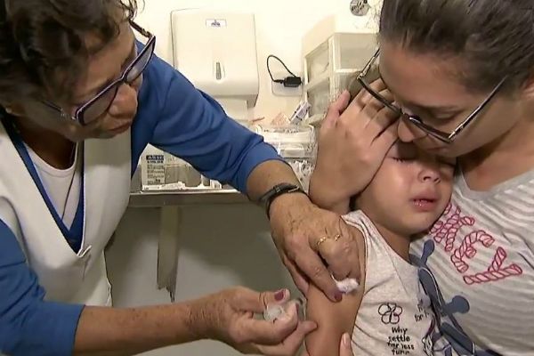 Cartilha orienta a imunização de crianças contra a febre amarela Cartilha orienta a imunização de crianças contra a febre amarela