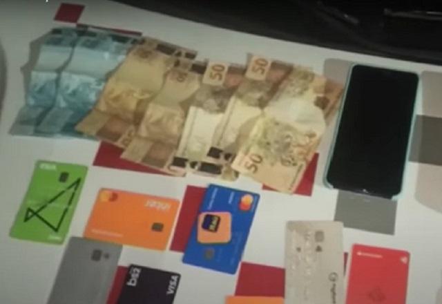 Cartões clonados e dinheiro apreendido com quadrilha de golpistas