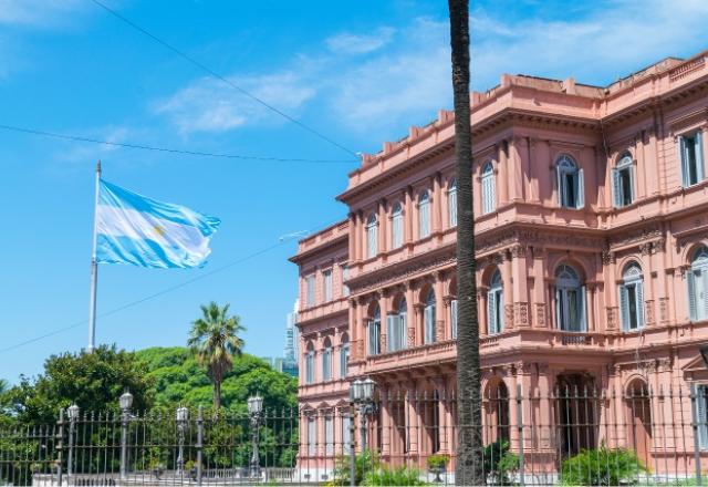 Argentina impede entrada de jornalistas na sede do governo alegando espionagem com óculos inteligentes Argentina impede entrada de jornalistas na sede do governo alegando espionagem com óculos inteligentes