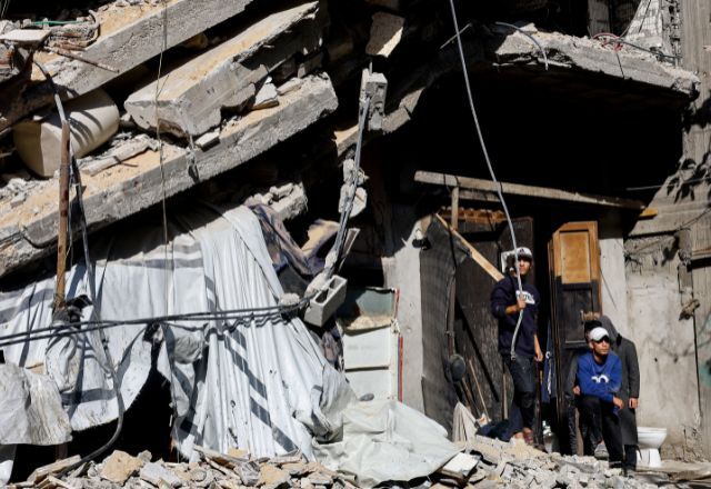 Casa danificada por ataque israelense em Khan Younis, na Faixa de Gaza | Arquivo/Reuters/Mahmoud Issa