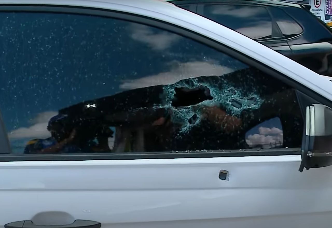 Bebê estava no banco do passageiro, com o pai, que também foi atingido | TV Jornal
