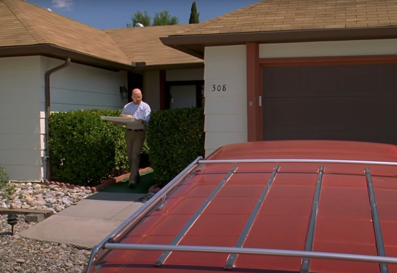 Walter White (Bryan Cranston) em frente à casa, em Albuquerque, em cena da série 'Breaking Bad' | Reprodução
