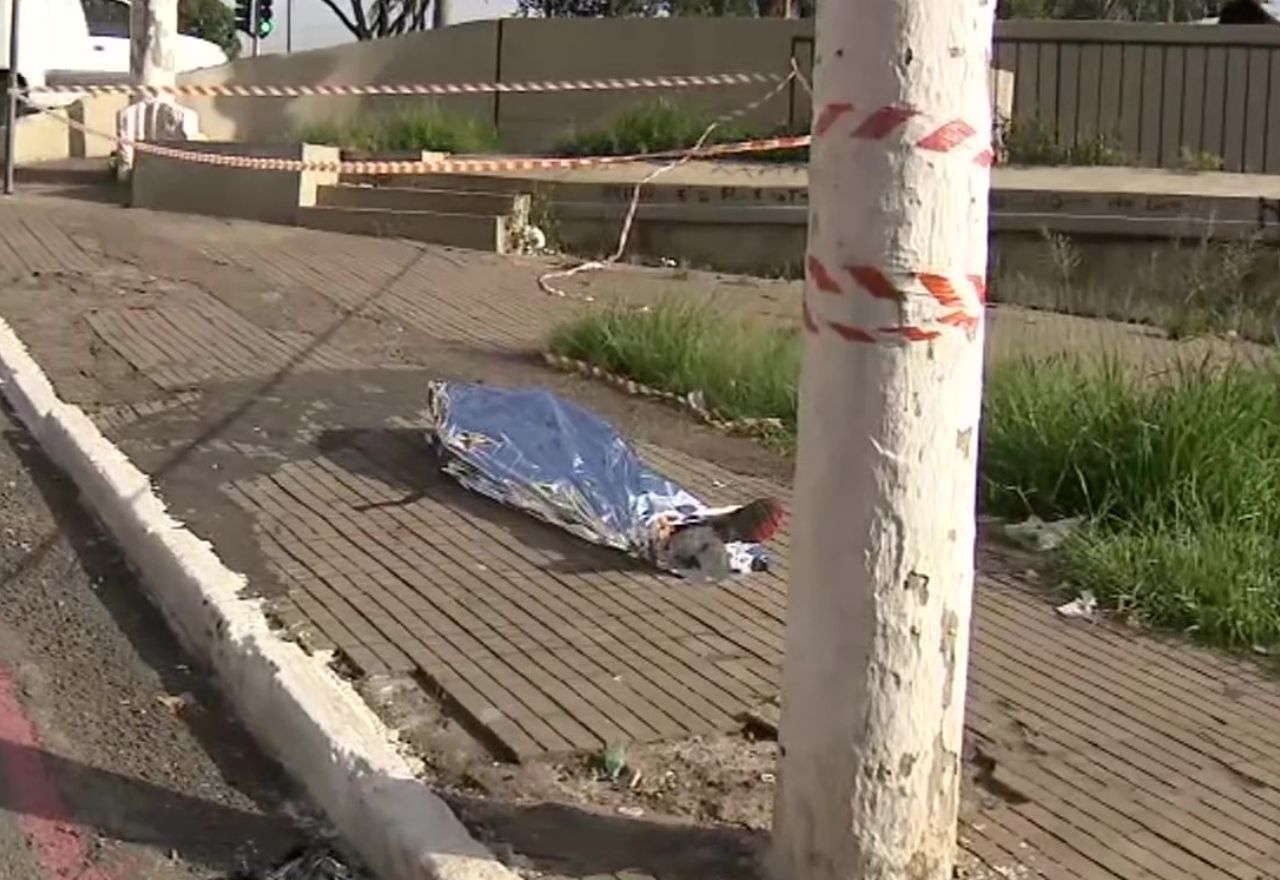 Corpo foi encontrado caído na calçada | SBT