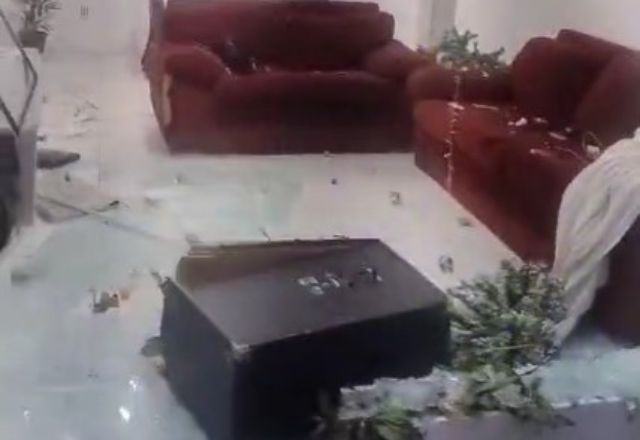 Casa ficou destruída após ação de mototaxistas e resposta a agressões | Reprodução