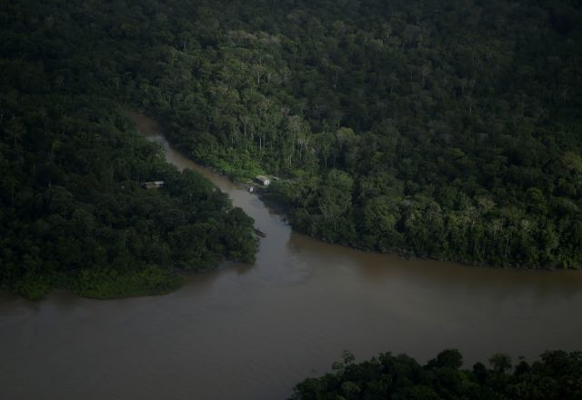 Casa na beira de rios perto da Foz do Amazonas, no Amapá | 31/3/2017/Reuters/Ricardo Moraes