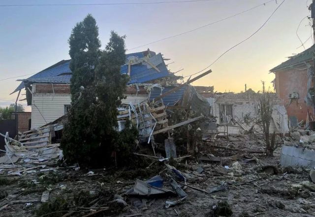 Casa que teria sido atingida durante ataque massivo da Ucrânia contra região russa | Reprodução/Telegram