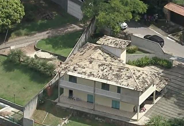 Casa vista de imagem aérea de helicóptero, com área gramada, durante o dia