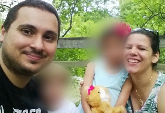 Casal de homem e mulher, os dois brancos, com filho no meio e imagem desfocada para não identificar rosto do menor de idade