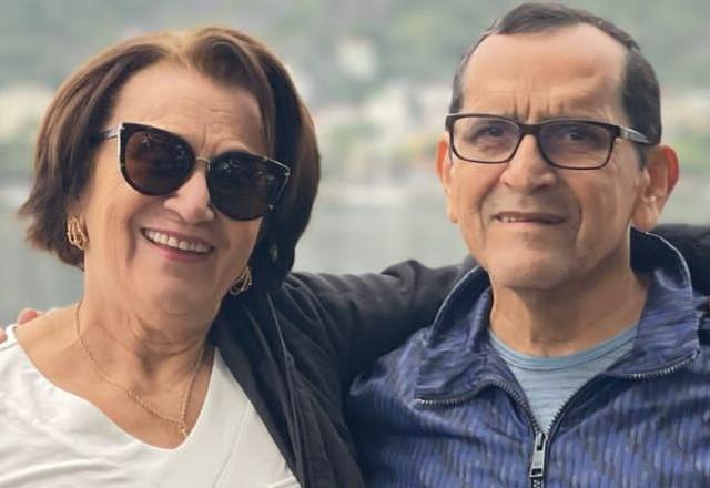 Casal de idosos abraçados e sorrindo