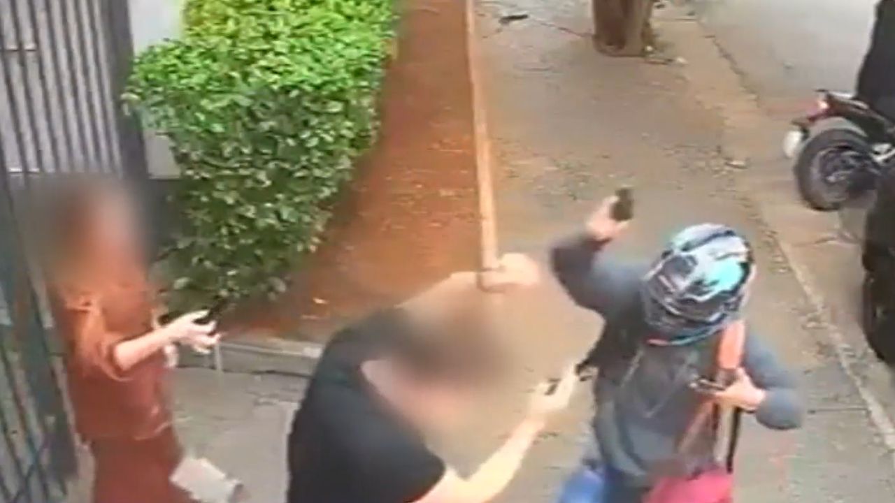 Imagem da notícia: VÍDEO: Mulher desmaia após assalto violento em São Paulo Imagem da notícia: VÍDEO: Mulher desmaia após assalto violento em São Paulo