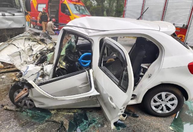 Casal e criança de 6 anos morrem em acidente entre carro e caminhão