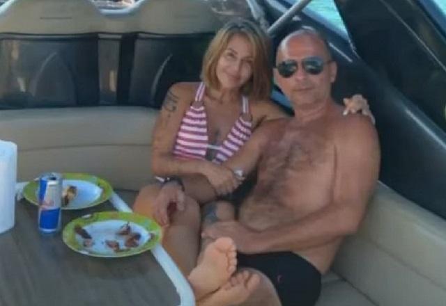 Casal em barco; mulher foi encontrada morta e homem segue desaparecido após naufrágio em Angra dos Reis (RJ)