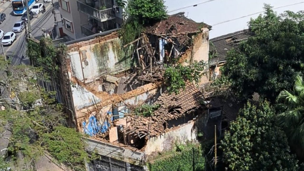 Imagem da notícia: VÍDEO: Casarão desaba no Cosme Velho, no Rio, e tem feridos Imagem da notícia: VÍDEO: Casarão desaba no Cosme Velho, no Rio, e tem feridos