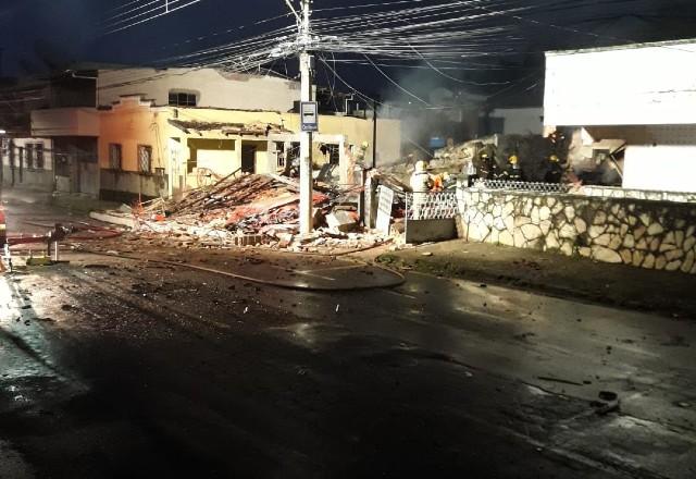 Casas destruídas após série de explosões