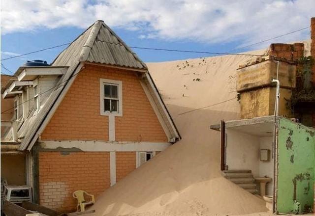 Casas são interditadas após avanço de dunas em Florianópolis