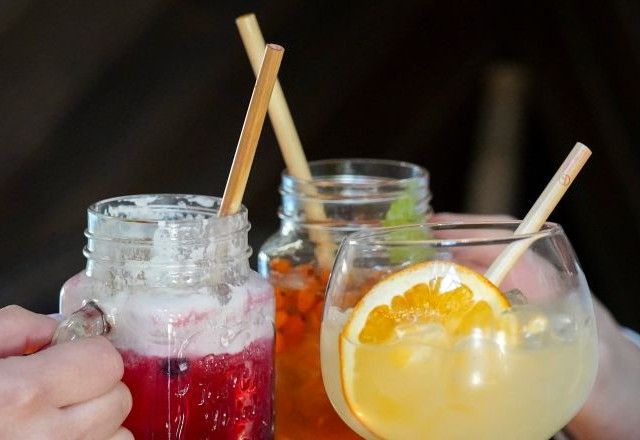 Casos de intoxicação por metanol em bebidas adulteradas preocupam setor de bares e restaurantes | Reuters/Janis Laizans