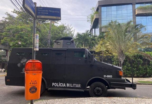 Blindado usado pela PM na Cidade de Deus passa por perícia Blindado usado pela PM na Cidade de Deus passa por perícia