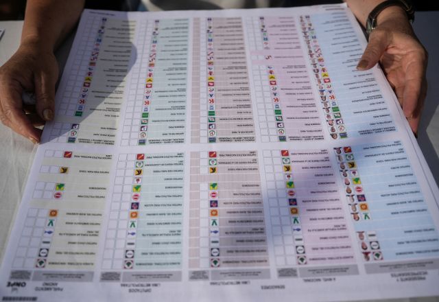 Cédula de votação no primeiro turno do Peru tem mais de 30 nomes | Foto: REUTERS/Angela Ponce