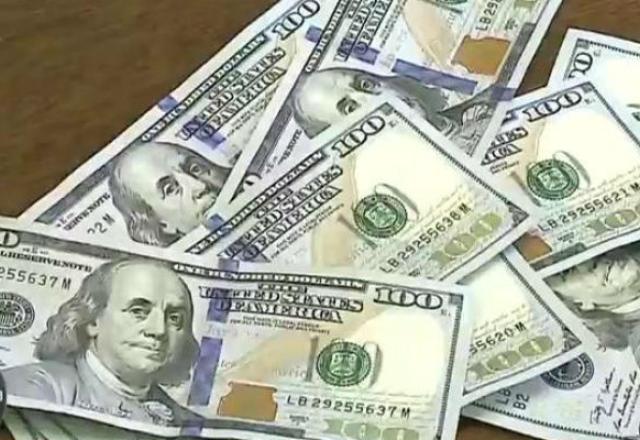 Cédulas de dólar sobre superfície (Reprodução)