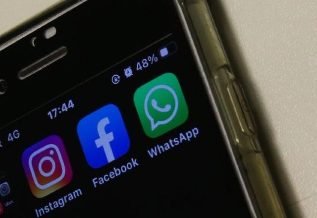 Celular com aplicativos da empresa Facebook